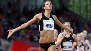 Christina Hering von der LG Stadtwerke München beim Zieleinlauf als Siegerin der Deutschen Meisterschaft über 800 Meter in Kassel