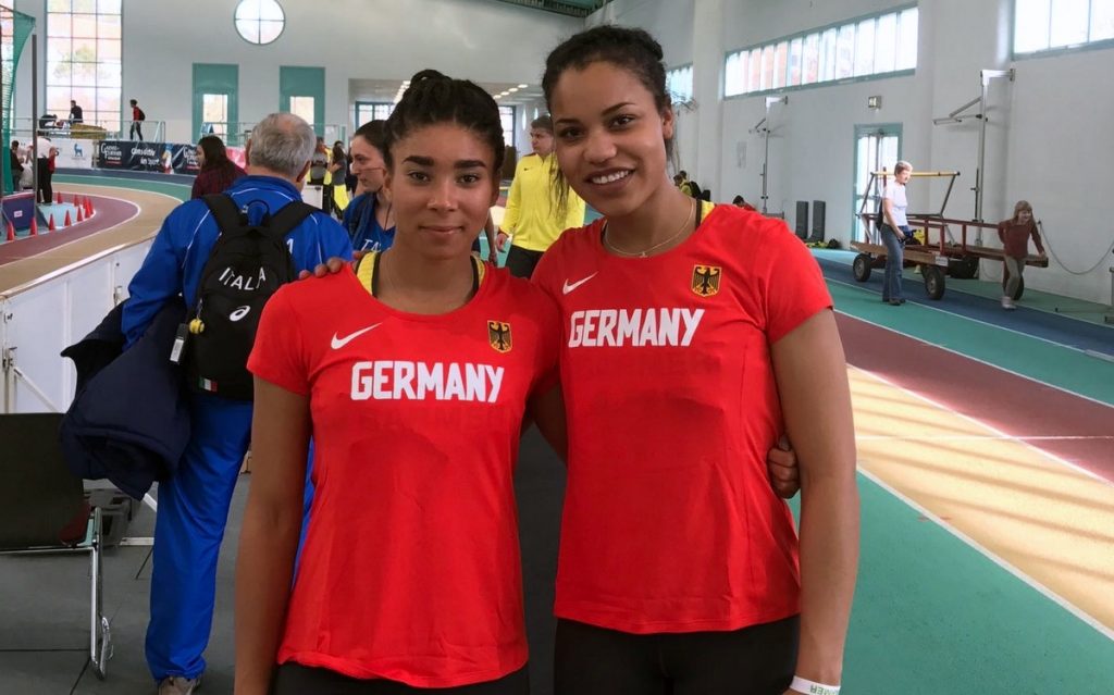 Selina Dantzler von der LG Stadtwerke München im Nationalmannschaftsdress mit Siegerin Yemisi Ogunleye 