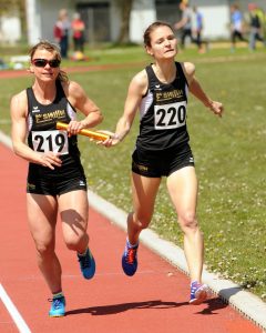 Agnes Ferenczi, Sabine Kurtenacker und Katharina Weimer von der LG Stadtwerke München gewinnen den Titel über 3x800 Meter bei den Seniorinnen W30 bei Bayerischen Langstaffelmeisterschaft.