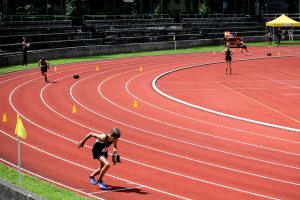Der 800-Meter-Lauf findet in Bahnen statt
